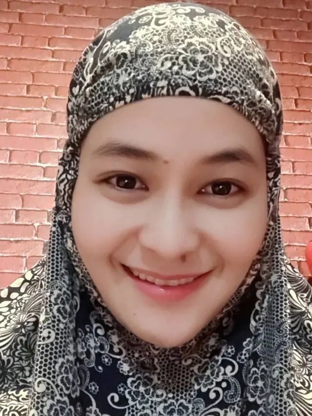 Biasa Tampil Tomboi, Ini 6 Potret Cantik Mita The Virgin Pakai Hijab