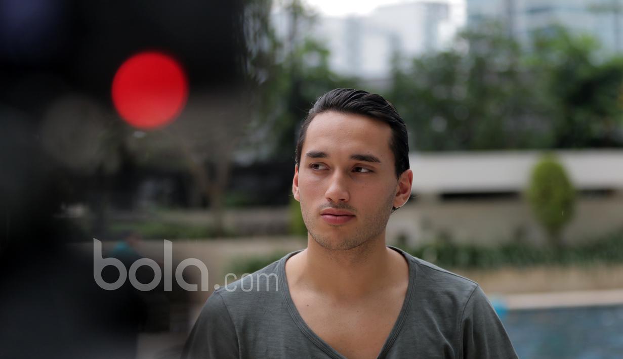 Karir Junior Ezra Walian dimulai tahun 2005–2009 di HFC Haarlem kemudian berpindah tahun 2009-2012 ke AZ Alkmaar dan tahun 2012-sekarang di Ajax Amsterdam. (Bola.com/Nicklas Hanoatubun)