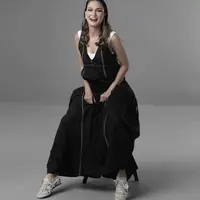 Mengenakan maxi dress hitam, Luna memadukannya dengan sepatu dari Onitsuka Tiger seri Mexico 66. Seharga Rp1,999.000. Dok. Instagram @lunamaya