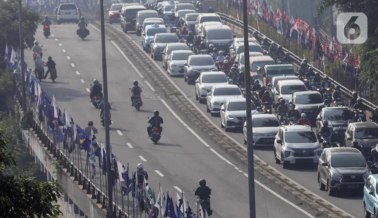 Direktorat Lalu Lintas Polda Metro Jaya mencatat 54 persen kemacetan terpusat pada jam sibuk, yakni pada pukul 06.00 hingga pukul 09.00 serta jam pulang kantor yaitu di atas pukul 15.00 WIB. (Liputan6.com/Herman Zakharia)