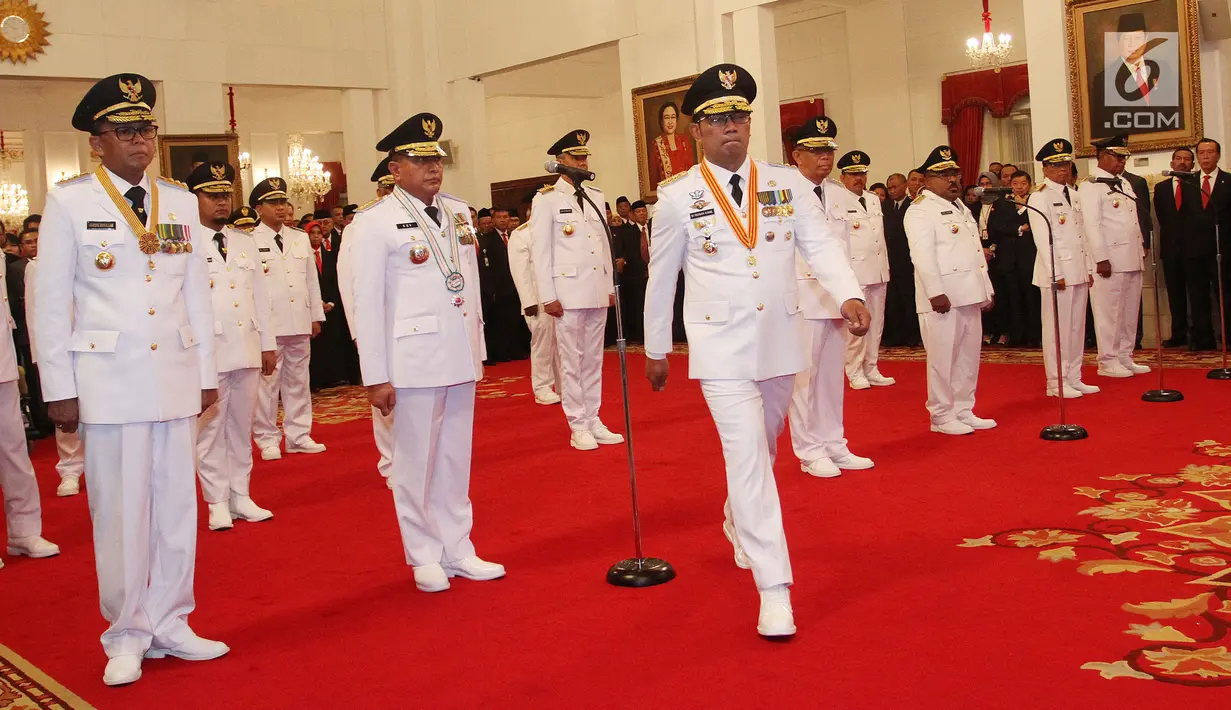 Gubernur Jawa Barat Ridwan Kamil berjalan saat acara pelantikan di Istana Negara, Jakarta, Rabu (5/9). Pelantikan dilakukan langsung oleh Presiden Joko Widodo atau Jokowi. (Liputan6.com/HO/Wan)