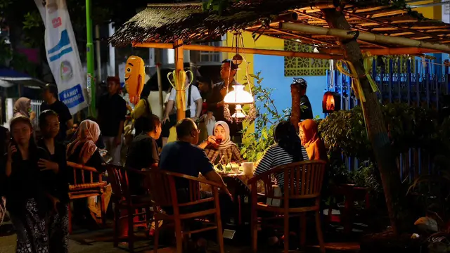 Ribuan masyarakat menikmati 1000 ribu kopi di Desa Kemiren, Banyuwangi, Jawa Timur.