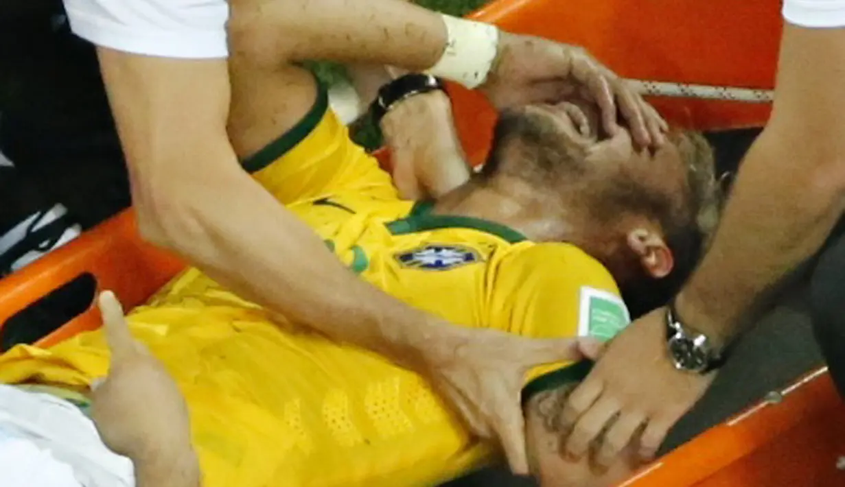 Pemain 22 tahun itu meringis kesakitan saat diangkat dengan tandu oleh petugas kesehatan, pada perempat final Piala Dunia 2014, Sabtu (5/7/14).  (REUTERS/Fabrizio Bensch)