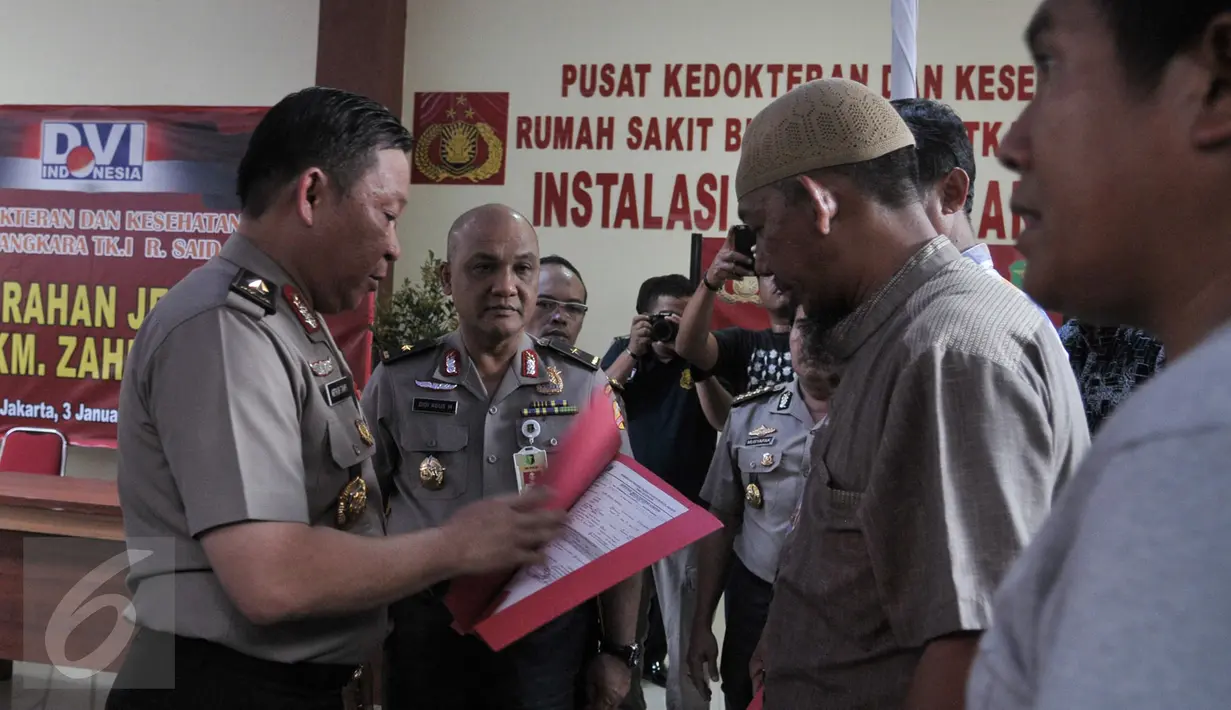 Petugas menyerahkan jenazah korban KM Zahro ke pihak keluarga di RS Polri, Jakarta, Selasa (3/1). Kelima jenazah yang diidentifikasi, M Bunyamin (43), Nazwa Sarla (11), M.Nurdin (40), Yeti Herawati (40) dan Otih Sugiarti (69). (Liputan6.com/Yoppy Renato)
