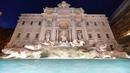 Air mancur Trevi Fountain saat peresmiannya usai dibuka kembali setelah ditutup untuk renovasi, Roma, Selasa (3/11). Renovasi digagas oleh salah satu brand fashion Italia, Fendi, dengan biaya sebesar 2,2 juta Euro (Rp 32 m). (AFP PHOTO/ALBERTO PIZZOLI)