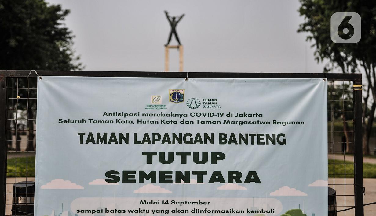 Spanduk penutupan di depan Lapangan Banteng, Jakarta, Selasa (15/9/2020). Lapangan Banteng dan hutan kota lainnya di Ibu Kota Kembali ditutup sementara selama penerapan pembatasan sosial berskala besar (PSBB) Jakarta guna menekan penyebaran Covid-19 di ruang publik. (merdeka.com/Iqbal Nugroho)
