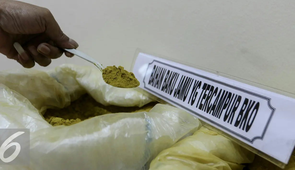 Petugas menunjukan barang bukti jamu yang mengandung Bahan Kimia Obat (BKO) di Direktorat Tindak Pidana Narkoba Bareskrim Polri, Jakarta, Senin (7/3/2016). (Liputan6.com/Yoppy Renato)