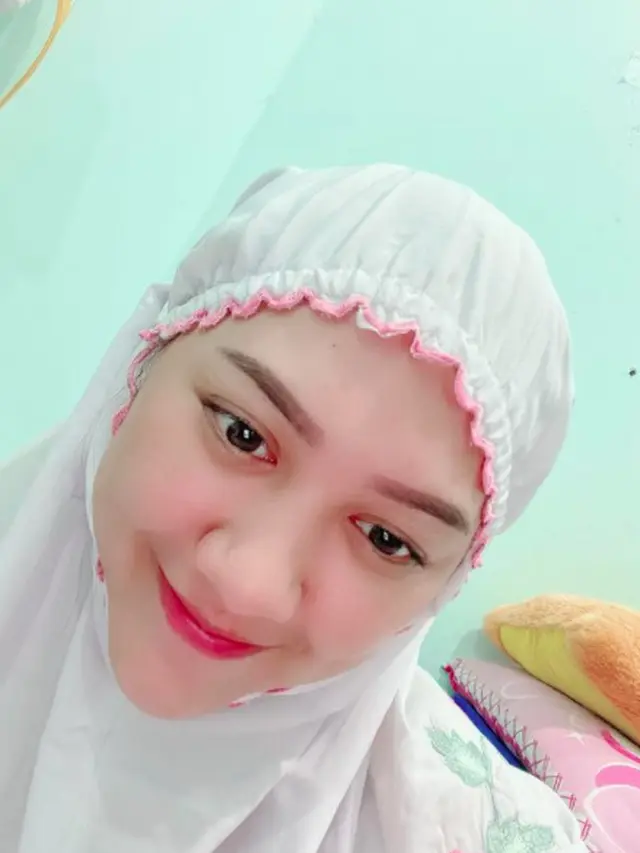 5 Potret Happy Asmara Pakai Hijab Warna Putih, Aura Terpancarkan