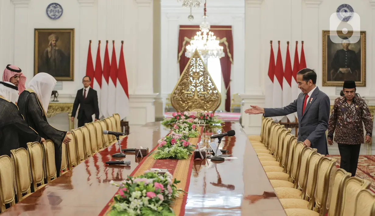 Presiden Joko Widodo menerima Sekretariat Jenderal Rabithah Al Alam Al Islami (World Muslim League), Sheikh Mohammed bin Abdulkarim Al Issa, di Istana Merdeka, Jakarta Pusat, Rabu (26/2/2020). Delegasi Liga Muslim Dunia mengaku ingin belajar toleransi ala Indonesia. (Liputan6.com/Faizal Fanani)