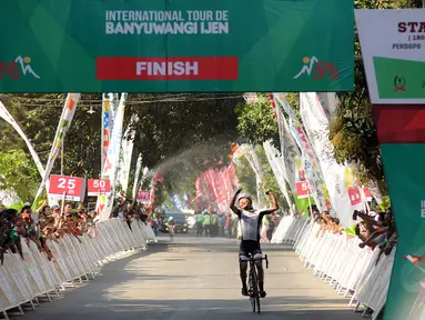 Kyosuke Takei menjadi yang tercepat di etape I balap sepeda International Tour de Banyuwangi Ijen, (16/10/2014). (Liputan6.com/Helmi Fithriansyah)