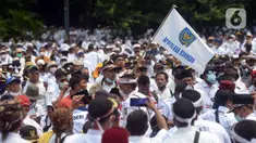 Massa Asosiasi Pemerintah Desa Seluruh Indonesia (Apdesi) melakukan unjuk rasa di kawasan Silang Monas, Jakarta, Kamis (16/12/2021). Apdesi menuntut Presiden Joko Widodo merevisi Perpres Nomor 104 Tahun 2021 tentang Rincian APBN 2022. (merdeka.com/Imam Buhori)