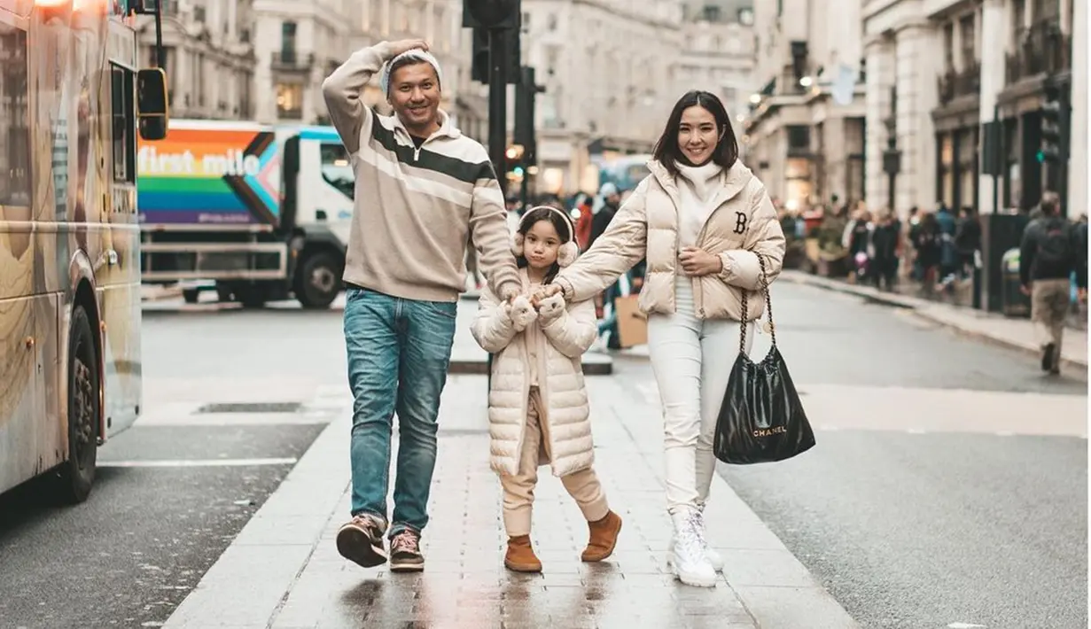 Gading Marten, Gisella Anastasia dan Gempita Nora Marteen diketahui tengah menikmati waktu liburan bersama di Eropa. Ketiga bahkan terlihat menggunakan busana senada saat berada di London, Inggris. (Liputan6.com/IG/@gadiiing)