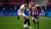 Penyerang Sevilla, Youssef En-Nesyri (kiri) bersaing dengan bek Atletico Madrid, Kieran Trippier dalam lanjutan Liga Spanyol 2020/2021  di Stadion Wanda Metropolitano, Madrid, Spanyol, Rabu (13/1/2021) dini hari WIB. Atletico Madrid membungkam Sevilla dengan skor 2-0. (PIERRE-PHILIPPE MARCOU/AFP)