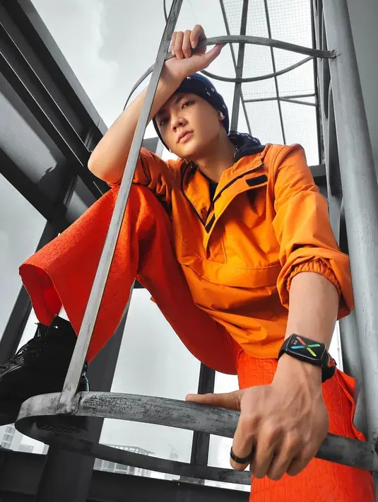 Adam yang dituntut tampil dengan beragam gaya tak sulit mengimbangi tampilan Agnez Mo yang menyukai style hip-hop dan R&B (Instagram @adamrxsydi)