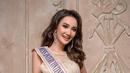 Bella juga mengunggah foto saat dirinya saat telah dinobatkan menjadi Miss Intercontinental Indonesia 2020. Penampilannya dengan gaun serta riasan natural pun berhasil mencuri perhatian netizen. Tak sedikit yang turut memberikan ucapan selamat melalui Instagram. (Liputan6.com/IG/@bellaapriliasant)