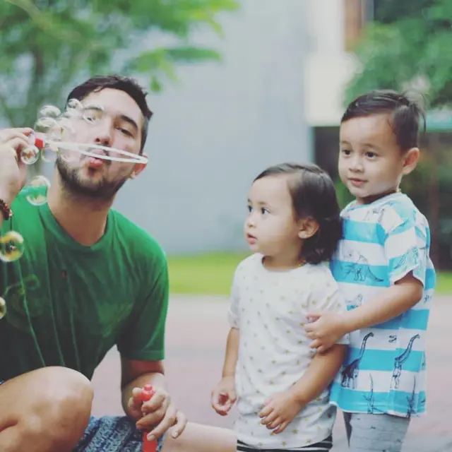 Donny Michael bersama anak (Foto: Instagram/@donnymichael)