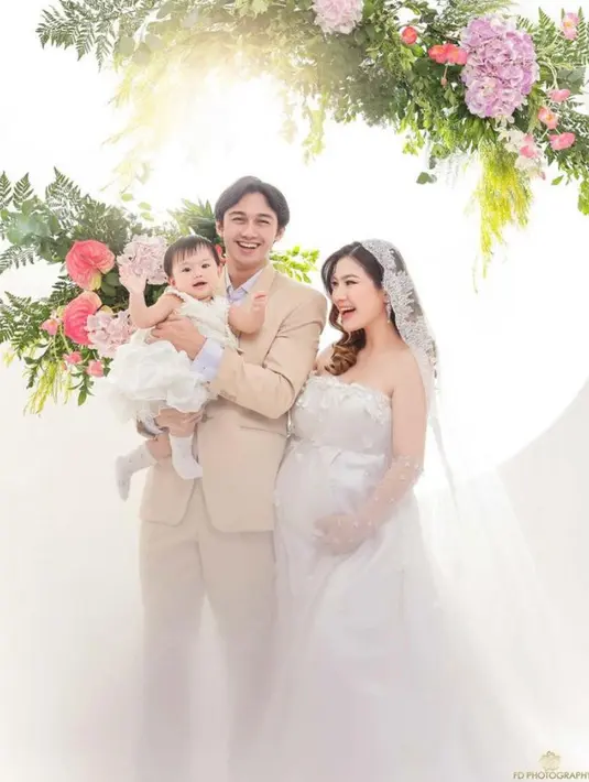 Lewat bidikan kamera FD Photography, Felicya Angelista bersama sang suami dan anak tampil penuh ceria dengan latar belakang penuh bunga. @fdphotography90.
