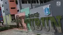 Petugas keamanan berjaga di halaman Rusunawa KS Tubun, Jakarta, Jumat (5/4). Salah satu pengelola mengatakan, Rusunawa KS Tubun dengan memiliki tiga tower, 16 lantai dan 524 unit hunian tipe 36 akan segera dihuni. (Liputan6.com/Helmi Fithriansyah)