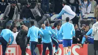 Rekan-rekan Patrice Evra berusaha memisahkan bek Olympique Marseille itu dan seorang suporter menjelang partai Liga Europa lawan Vitoria Guimaraes di Estadio D. Afonso Henriques, Jumat (3/11). Evra menendang suporter Marseille di kepala. (AP/Luis Vieira)