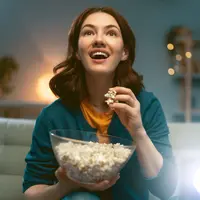 Ilustrasi nonton film. (Foto: Shutterstock)