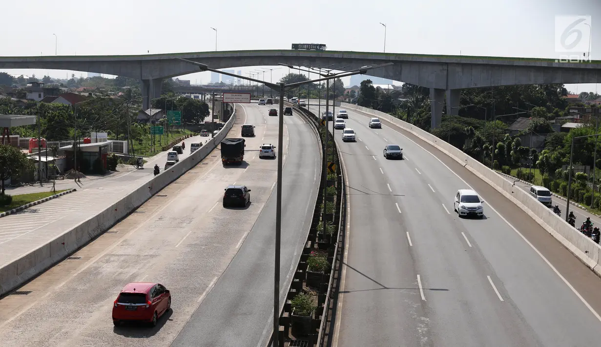 Pengendara melintas di ruas Tol Jakarta Outer Ring Road (JORR) Ciledug, Jakarta, Senin (18/6). Sebelumnya, kenaikan tarif tol direncanakan pada 13 Juni 2018 namun berubah menjadi 20 Juni 2018. (Liputan6.com/Angga Yuniar)