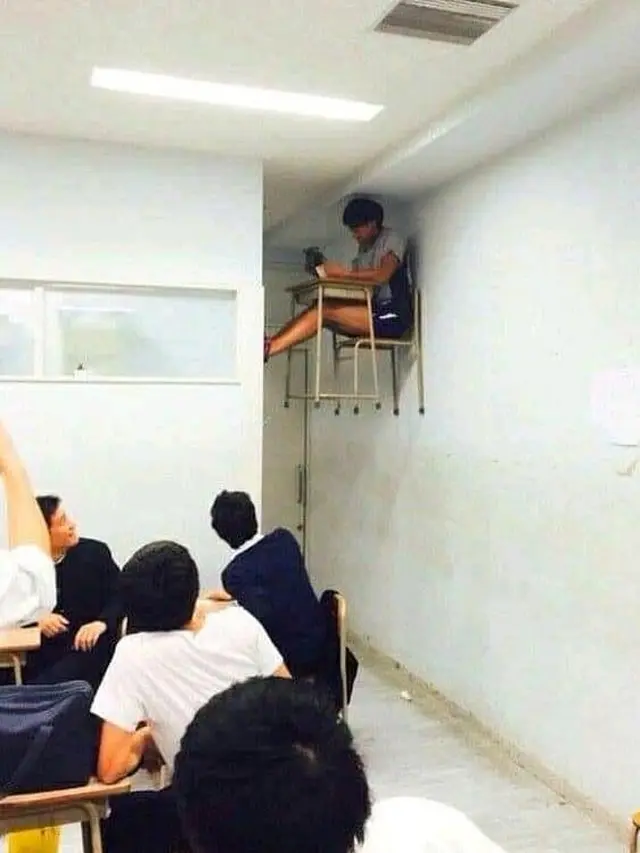 6 Aksi Murid Mainan Kursi Ini Absurd Banget, Bikin Ngakak