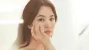 Tak hanya cantik, Song Hye Kyo juga punya hati emas. Tercatat ia beberapa kali memberikan sumbangan tanpa diketahui orang lain. (Foto: allkpop.com)