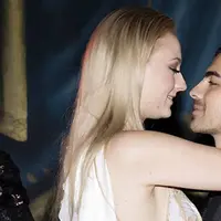 Sophie Turner dan Joe Jonas masih menjadi pusat perhatian publik soal kabar pertunangannya. Namun ternyata, di balik itu ada cerita mengenai kisah pertemuan mereka yang katanya berawal dari satu judul film yang sama. (rex/shutterstock/hollywoodlife)