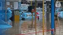 Kondisi Pool Blue Bird yang terendam banjir di kawasan Kramat Jati, Jakarta, Selasa (25/2/2020). Meluapnya Kali Cipinang membuat Pool Taksi Blue Bird yang berada tepat di samping kali ikut terdampak banjir. (Liputan6.com/Herman Zakharia)