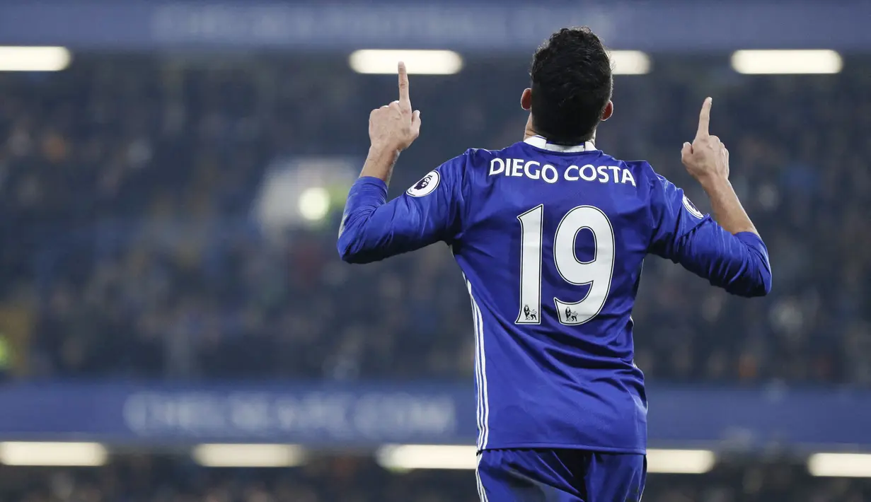 Diego Costa - The Gunners santer dikabarkan tertarik merekrut mantan bomber Chelsea ini. Pelatih Arsenal, Mikel Arteta, butuh bala bantuan di lini serang untuk menggantikan peran Pierre-Emerick Aubameyang tengah dibekukan dari tim utama. (AFP/Adrian Dennis)
