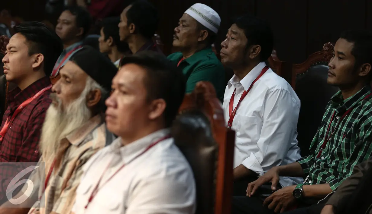 Wakil Ketua DPRD DKI Jakarta, Abraham Lunggana hadir pada sidang ke-4 di Mahkamah Konstitusi, Jakarta, Selasa (14/6). Sidang tersebut untuk menentukan nasib pengesahan PPP Muktamar Jakarta yang dipimpin Ketua Umum Djan Faridz. (Liputan6.com/Faizal Fanani)