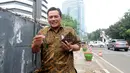 Mantan anggota Komisi II DPR Rindoko Dahono Wingit menghindarai kejaran wartawan usai diperiksa di Gedung KPK, Jakarta, Kamis (12/7). Rindoko diperiksa dalam kasus dugaan korupsi proyek pengadaan dan penerapan e-KTP. (Merdeka.com/Dwi Narwoko)