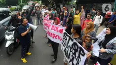 Ratusan warga Kampung Bulak Cisalak yang terdampak penggusuran Proyek Strategis Nasional (PSN) Universitas Islam Internasional Indonesia (UIII) melakukan unjuk rasa di Jalan Ir. H. Juanda, Depok, Jawa Barat, Minggu (10/12/2023). (merdeka.com/Arie Basuki)