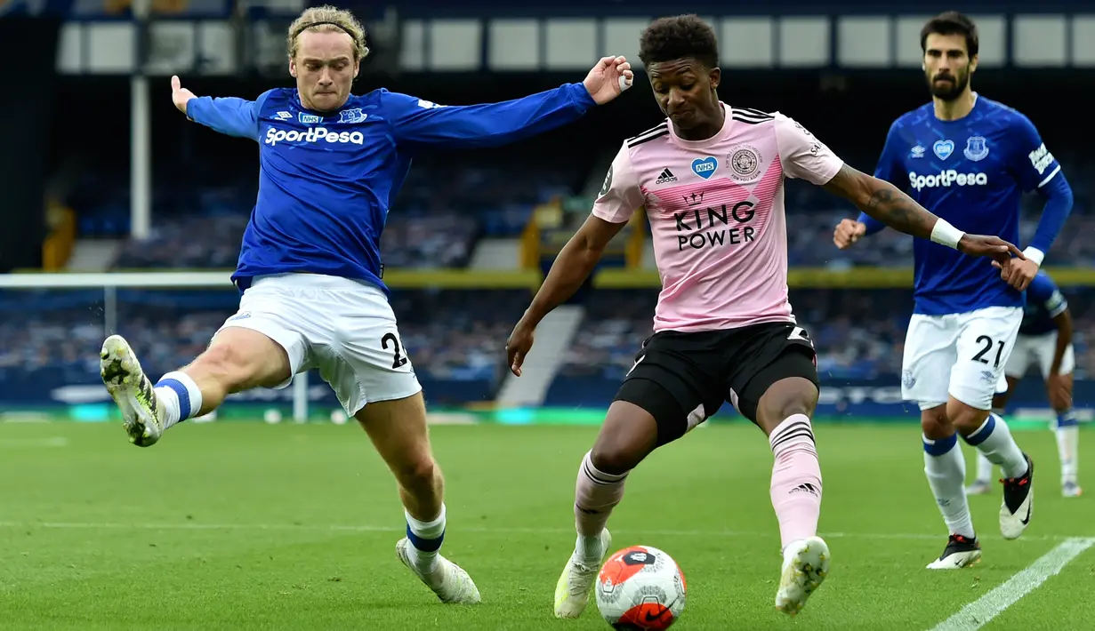 Pemain Everton, Tom Davies berusaha merebut bola yang dibawa pemain Leicester City, Demarai Gray pada pertandingan lanjutan Liga Inggris di di Goodison Park di Liverpool, Inggris, Rabu (1/7/2020). Everton menang tipis atas Leicester City 2-1. (Peter Powell / Pool via AP)