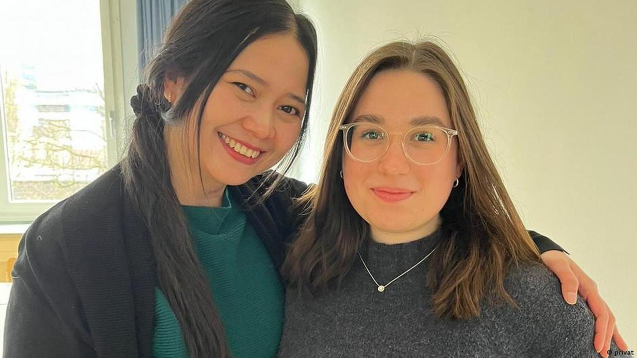 Fransiska Fischerauer, warga Indonesia di Hamburg bersama kawannya Martha. (DW Indonesia)