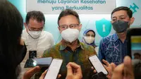 Menteri Kesehatan RI Budi Gunadi Sadikin saat meninjau gelaran tahunan Pekan Raya Jakarta (PRJ) atau Jakarta Fair 2022 dengan membuka booth transformasi digital kesehatan dan menyediakan layanan kesehatan gratis seperti vaksinasi booster COVID-19 di Hall B2 di JIExpo Kemayoran, Jakarta pada 11 Juli 2022. (Dok Kementerian Kesehatan RI)