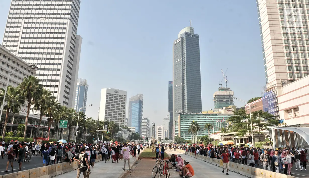 Warga beraktivitas saat kegiatan Car Free Day di trotoar MH Thamrin yang sebelumnya ditutup untuk proyek MRT, Jakarta, Minggu (19/8). Kawasan di sepanjang Thamrin kini lebih luas dan nyaman untuk warga melakukan kegiatan CFD (Merdeka.com/Iqbal S. Nugroho)