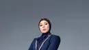 Melly tampil elegan dalam balutan blazer dan celana panjang cutbray warna navy.