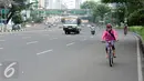 Pesepeda melintas di kawasan Jalan Jenderal Sudirman, Jakarta, Jumat (1/1/2016). Di hari pertama tahun 2016, sejumlah ruas jalan protokol di Jakarta terlihat lengang. (Liputan6.com/Helmi Fithriansyah)
