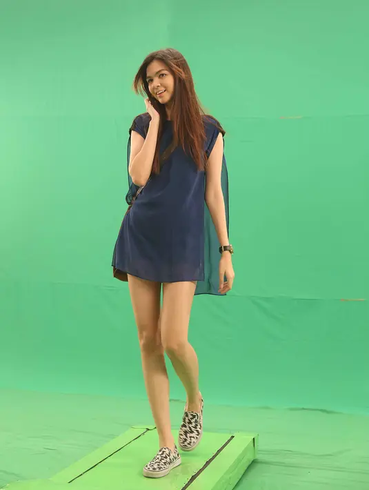 Lyla pun tak sendiri dalam produksi videp klip lagu ‘Turis’ ini, mereka menggaet wanita cantik sebagai model video klip. Lyla memilih ‘motion picture’ dan memakai ‘green screen’ untuk efisiensi. (Nurwahyunan/Bintang.com)