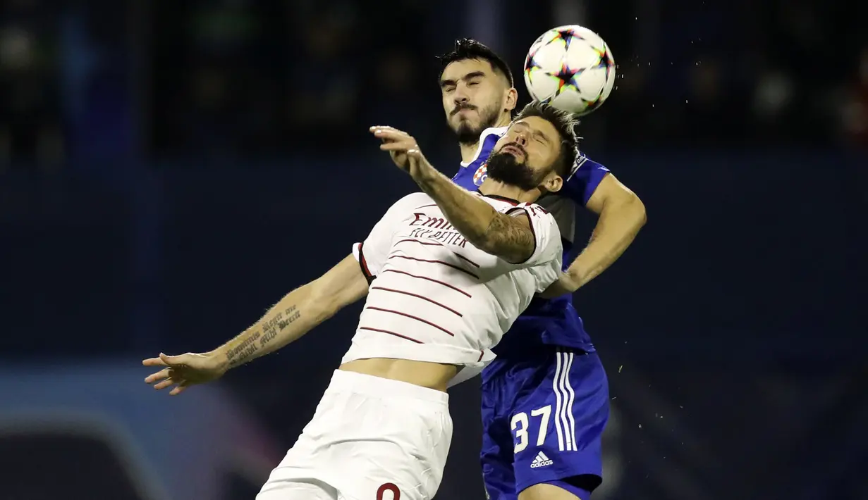 Penyerang AC Milan Olivier Giroud berebut bola dengan bek Dinamo Zagreb, Josip Sutalo pada pekan ke-5 Grup E Liga Champions 2022/2023 di Stadion Maksimir, Rabu (26/10/2022) dini hari WIB. Hasil ini membawa Milan naik ke posisi dua klasemen sementara Grup E dengan 7 poin. (AP Photo)