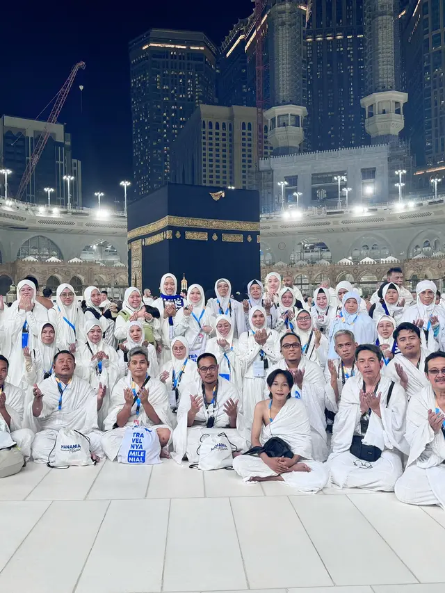 7 Momen Fajar Sadboy Umrah Bareng Manajer, Disebut Semakin Populer