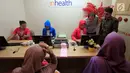 Direktur Mandiri Inhealth Armendra (kanan) mengunjungi konter baru di Rumah Sakit Mitra Keluarga, Depok, Selasa, (26/9). Hingga saat ini Mandiri Inhealth telah memiliki 10 konter khusus untuk layanani peserta Mandiri Inhealth. (Liputan6.com/Helmi Afandi)