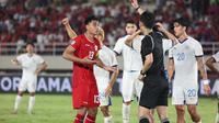 Momen bek Timnas Indonesia Muhammad Ferrari menerima kartu merah pada pertandingan melawan Filipina di Piala AFF 2024. (Abdul Aziz/Bola.com)