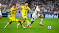 Santi Comesana dan Alberto Moleiro berduel memperebutkan bola dengan Kylian Mbappe dalam laga La Liga antara Real Madrid dan Villarreal di Santiago Bernabeu, 4 Oktober 2025. (AP Photo/Manu Fernandez)