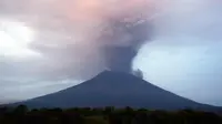 Semburan abu vulkanik Gunung Agung terlihat dari sebuah desa di Kecamatan Kubu, Karangasem, Bali, (27/11). Semburan asap dan abu vulkanik Gunung Agung mencapai ketinggian 1.500 meter dari puncak Gunung Agung. (AP Photo / Firdia Lisnawati)