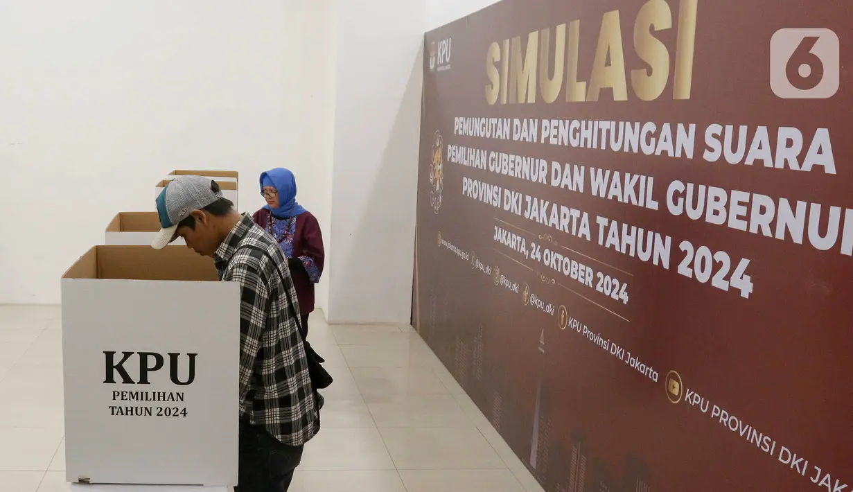 Warga melakukan simulasi pencoblosan surat suara Pemilihan Gubernur DKI Jakarta pada Pemilihan Kepala Daerah (Pilkada) Serentak 2024 di Gelanggang Remaja Johar Baru, Jakarta, Kamis (24/10/2024). (Liputan6.com/Herman Zakharia)