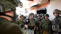 Perdana Menteri Benjamin Netanyahu terlihat bersama pasukan Israel di Jalur Gaza pada Minggu, 25 November 2023. (GPO/Avi Ohayon)