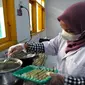 Salah satu mahasiswa FPIK Unibraw Malang di laboratorium saat proses pembuatan sosis BASOKE (Humas UB Malang)