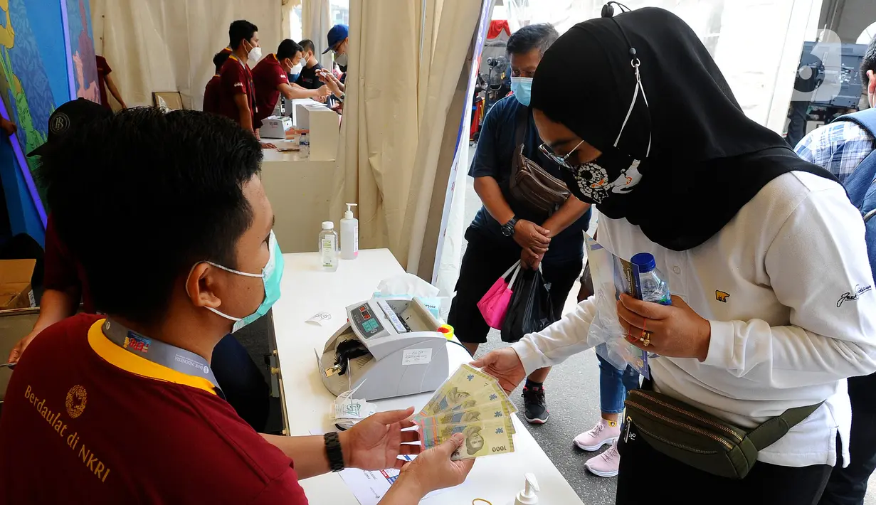 Warga menukarkan uang rupiah kertas tahun emisi 2022 di Hall Basket Gelora Bung Karno (GBK), Jakarta, Minggu (21/8/2022). Masih dalam rangka HUT Kemerdekaan ke-77 Republik Indonesia, Bank Indonesia mengeluarkan uang baru TE 2022 dengan pecahan Rp 100.000, Rp 50.000, Rp 20.000, Rp 10.000, Rp 5.000, Rp 2.000, dan Rp 1.000. (merdeka.com/Arie Basuki)